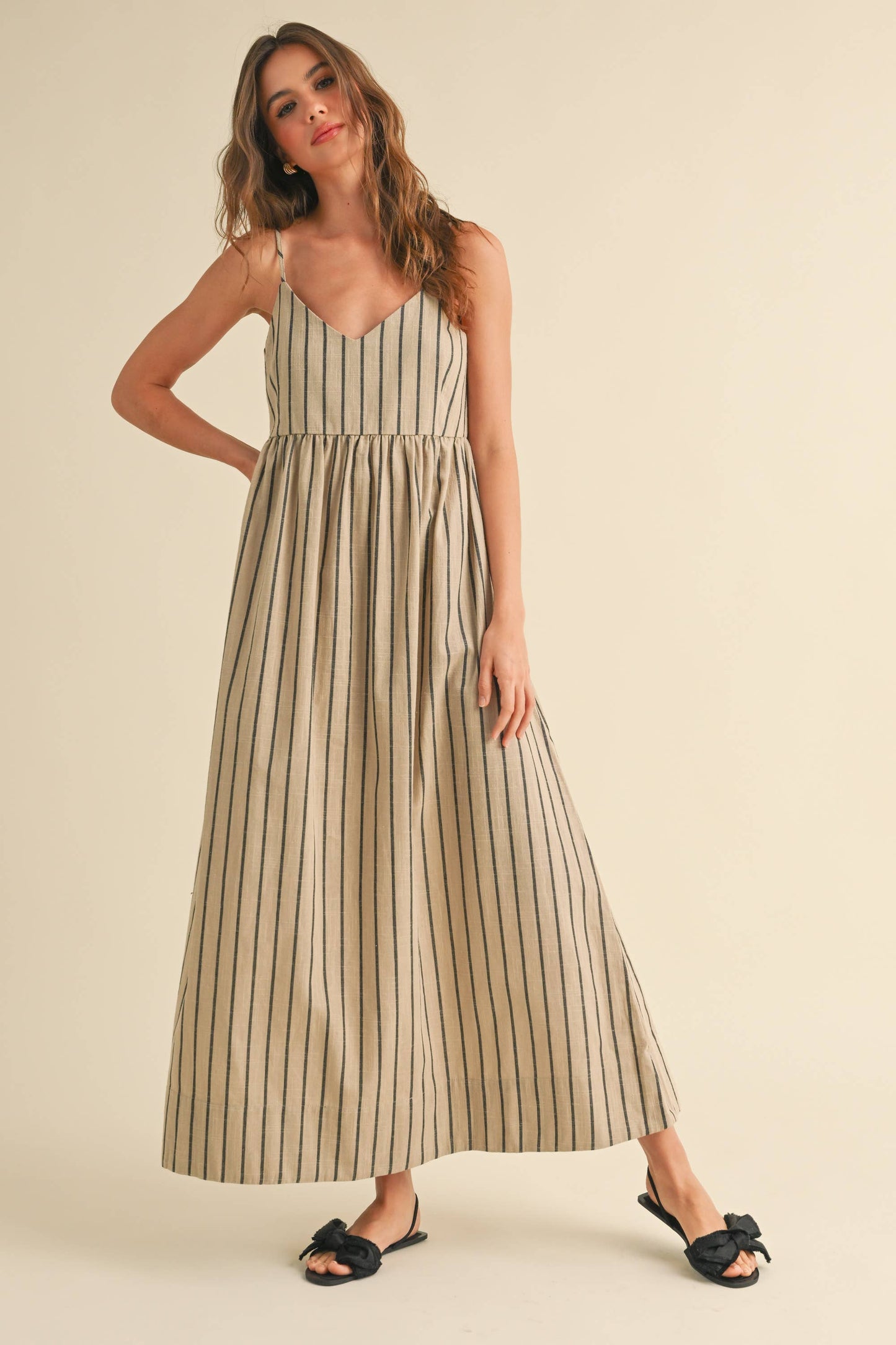 STRIPE PATTERN LONG DRESS: BEIGE/CHARCOAL
