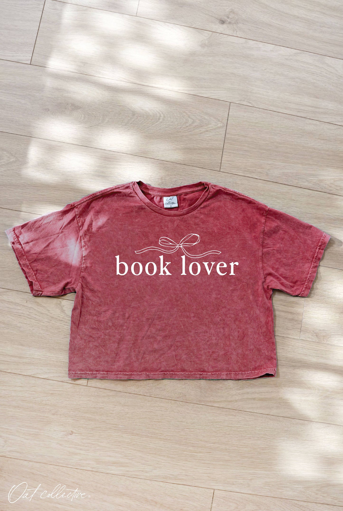 BOOK LOVER Cropped Mineral Graphic Top