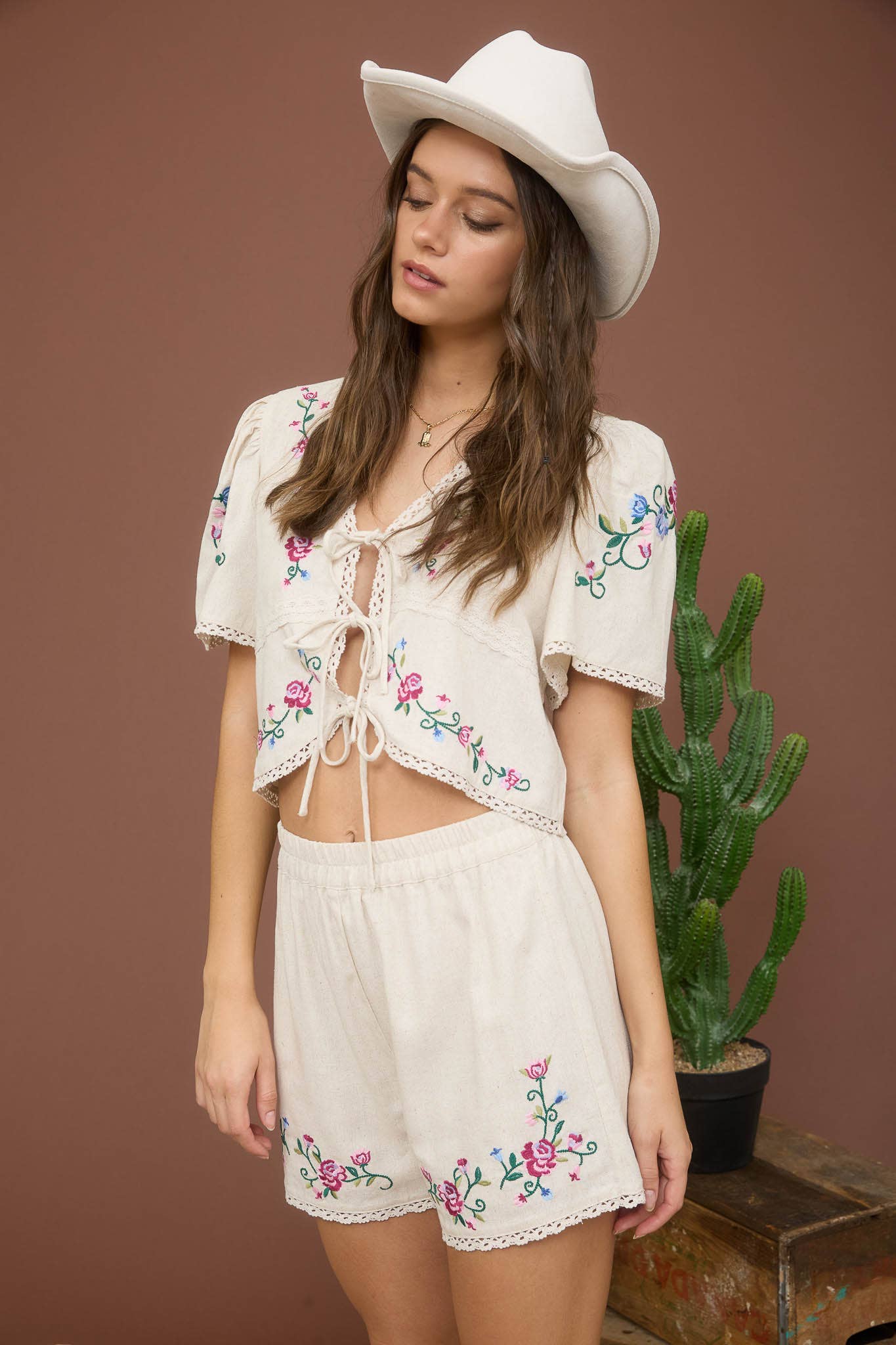 FLORAL EMBROIDERY DETAIL FRONT TIE CROPPED BLOUSE