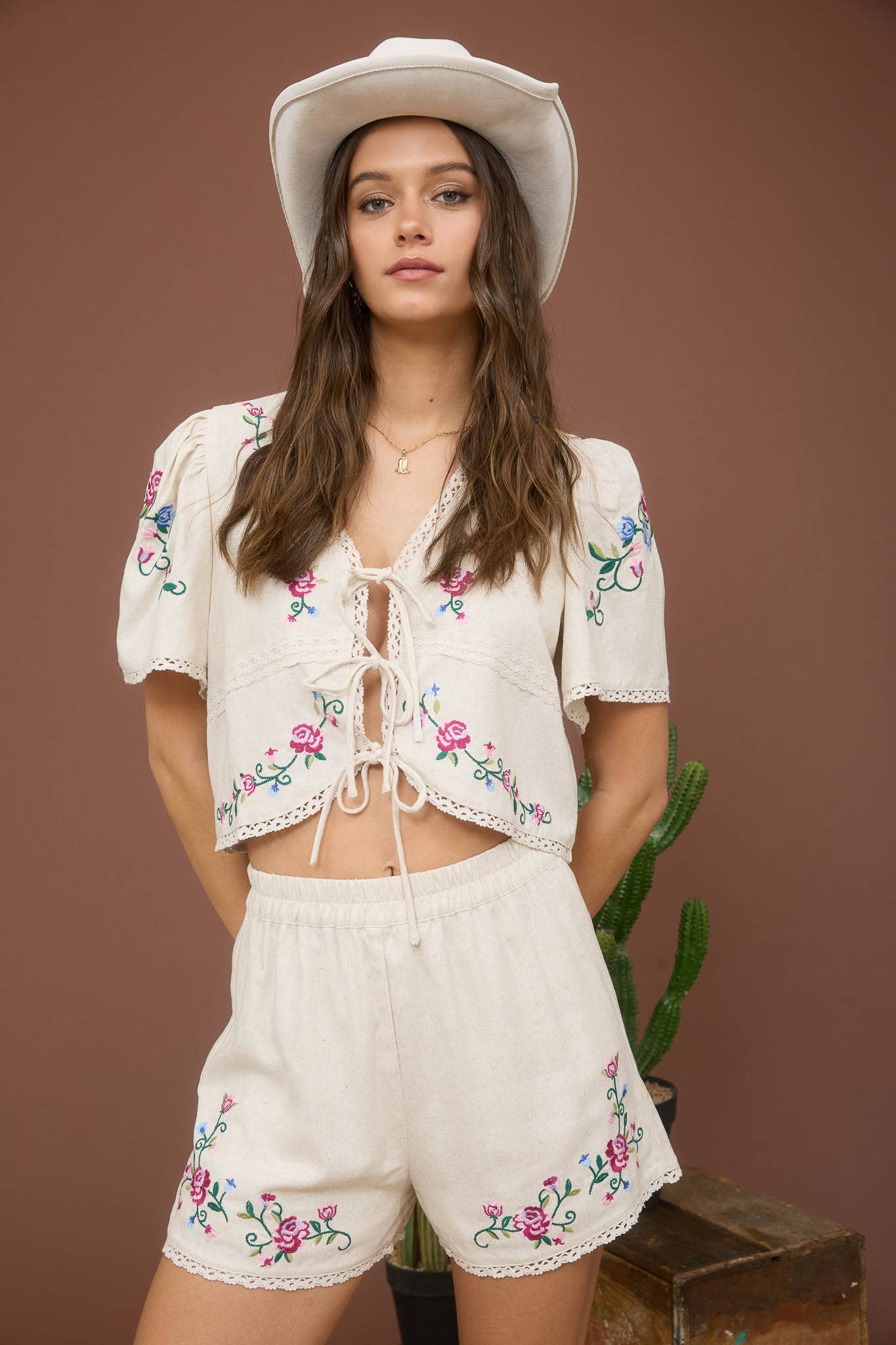 FLORAL EMBROIDERY DETAIL FRONT TIE CROPPED BLOUSE