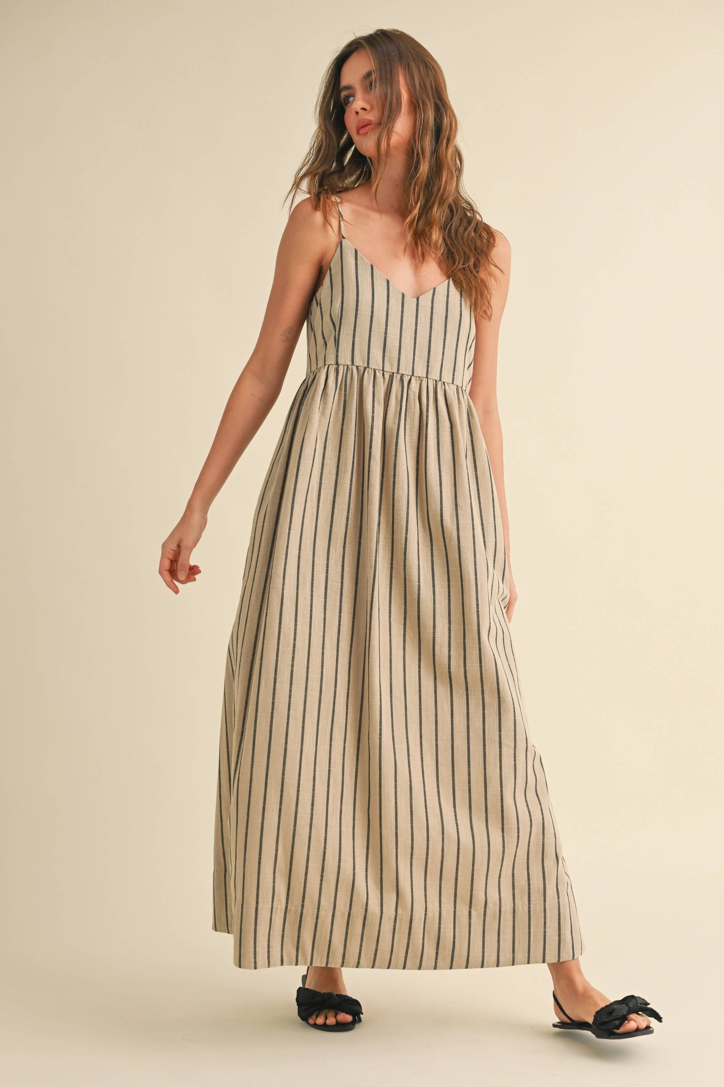 STRIPE PATTERN LONG DRESS: BEIGE/CHARCOAL