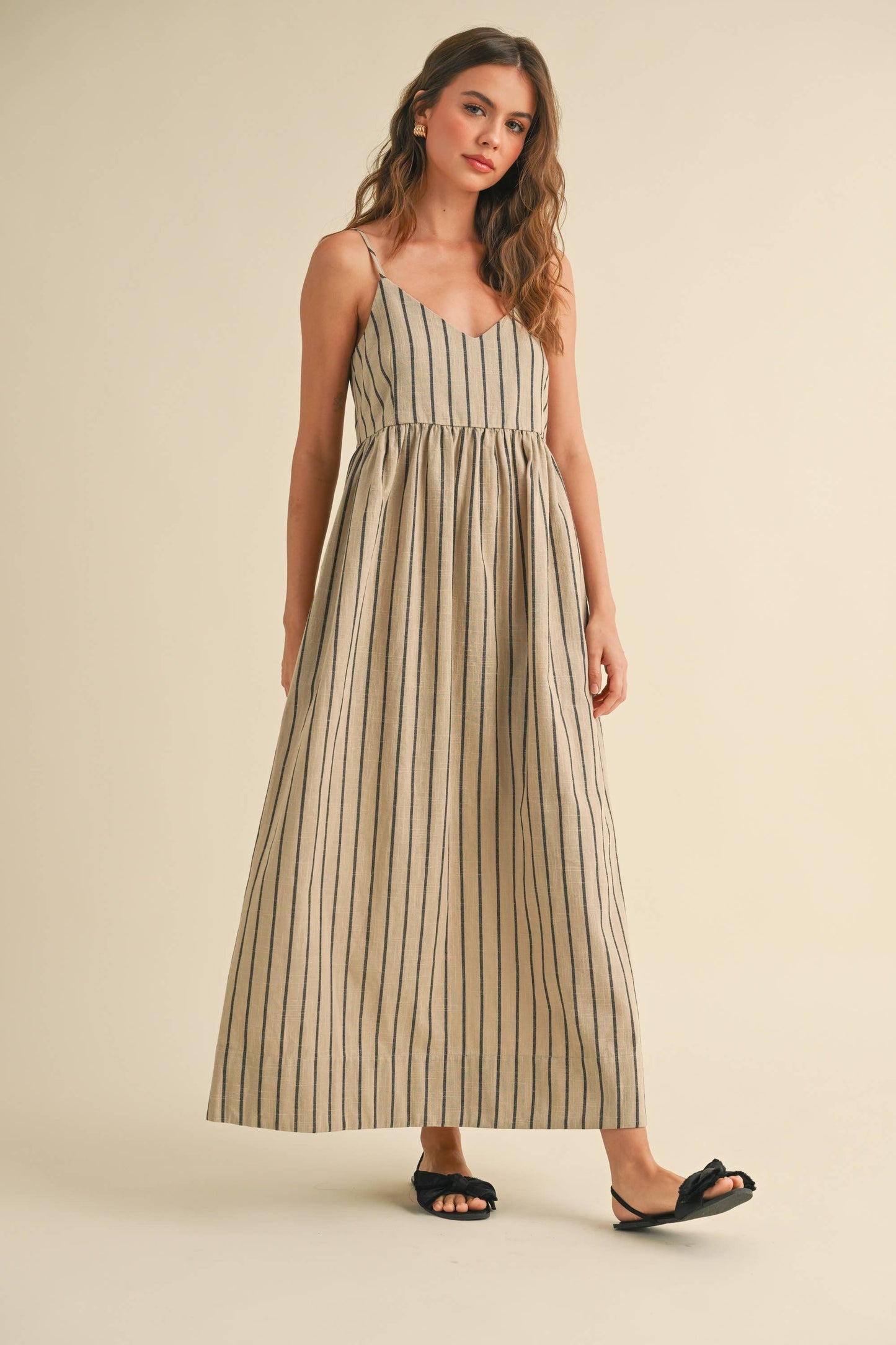 STRIPE PATTERN LONG DRESS: BEIGE/CHARCOAL