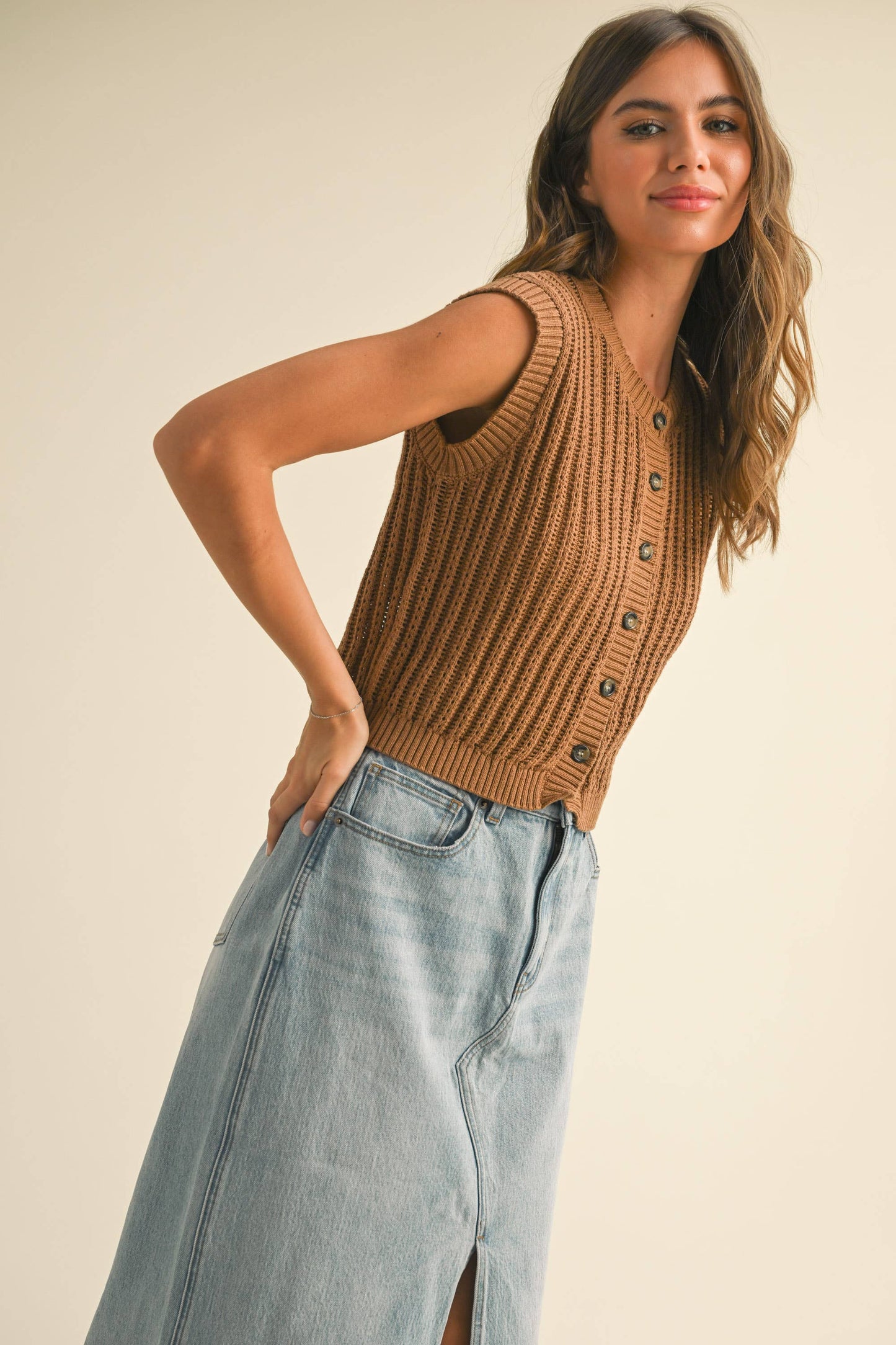 BUTTONDOWN CROCHET VEST: Brown