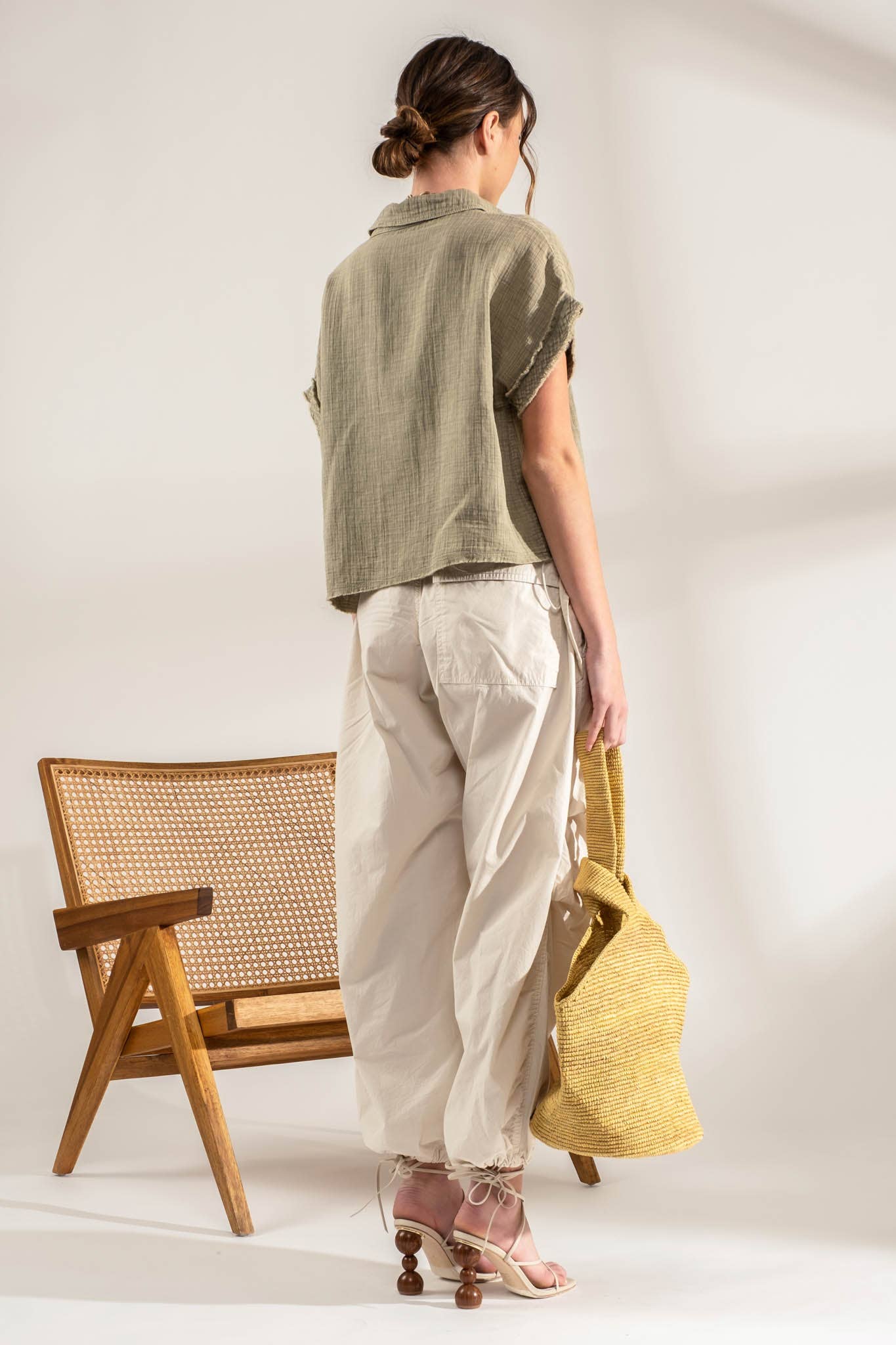 RAW EDGE FOLD SLEEVE BUTTON DOWN TOP: OLIVE