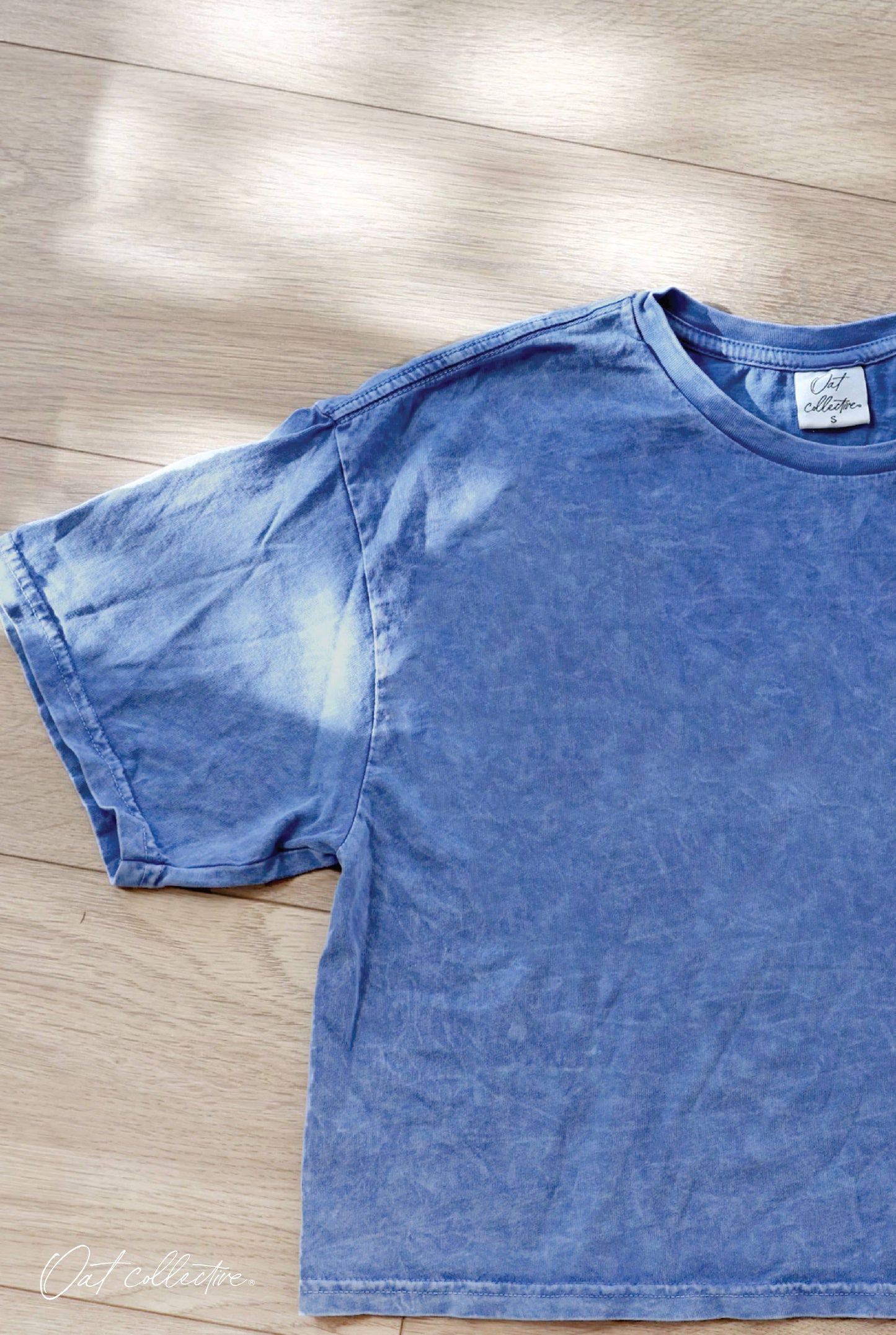 BOOK LOVER Cropped Mineral Graphic Top