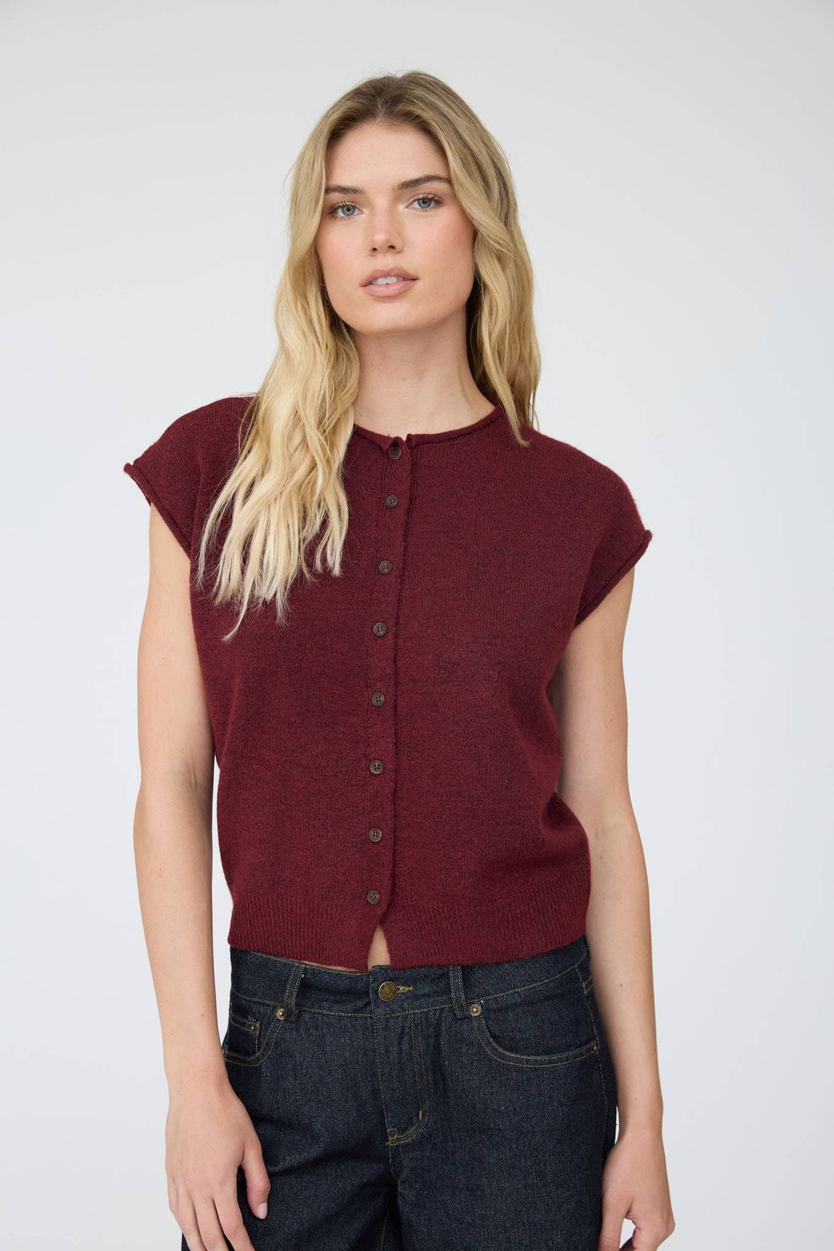 BURGUNDY SLEEVELESS CARDI