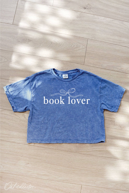 BOOK LOVER Cropped Mineral Graphic Top