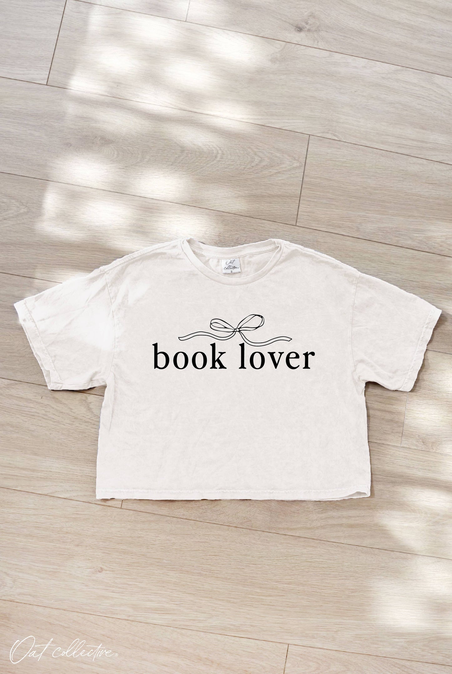 BOOK LOVER Cropped Mineral Graphic Top