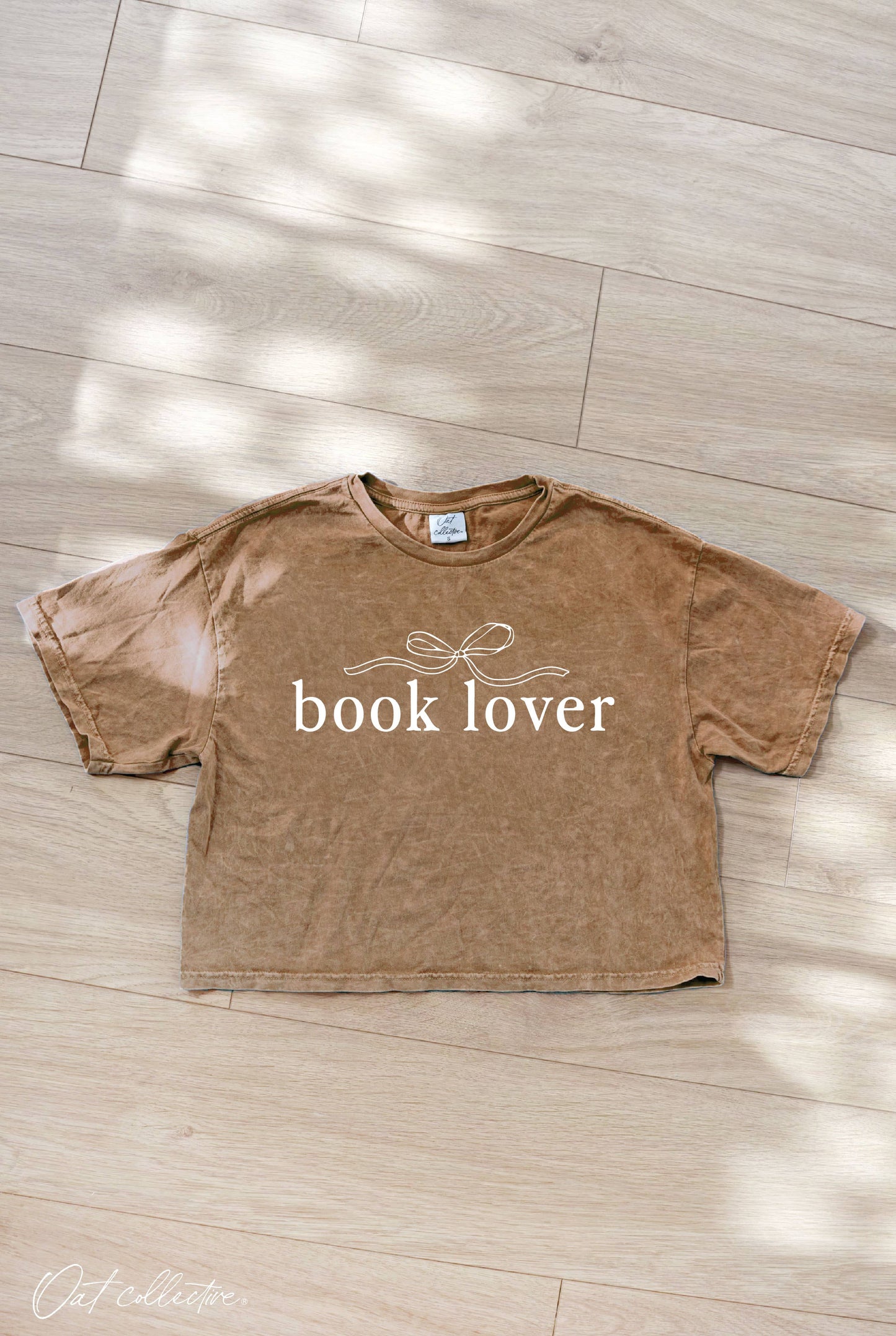 BOOK LOVER Cropped Mineral Graphic Top