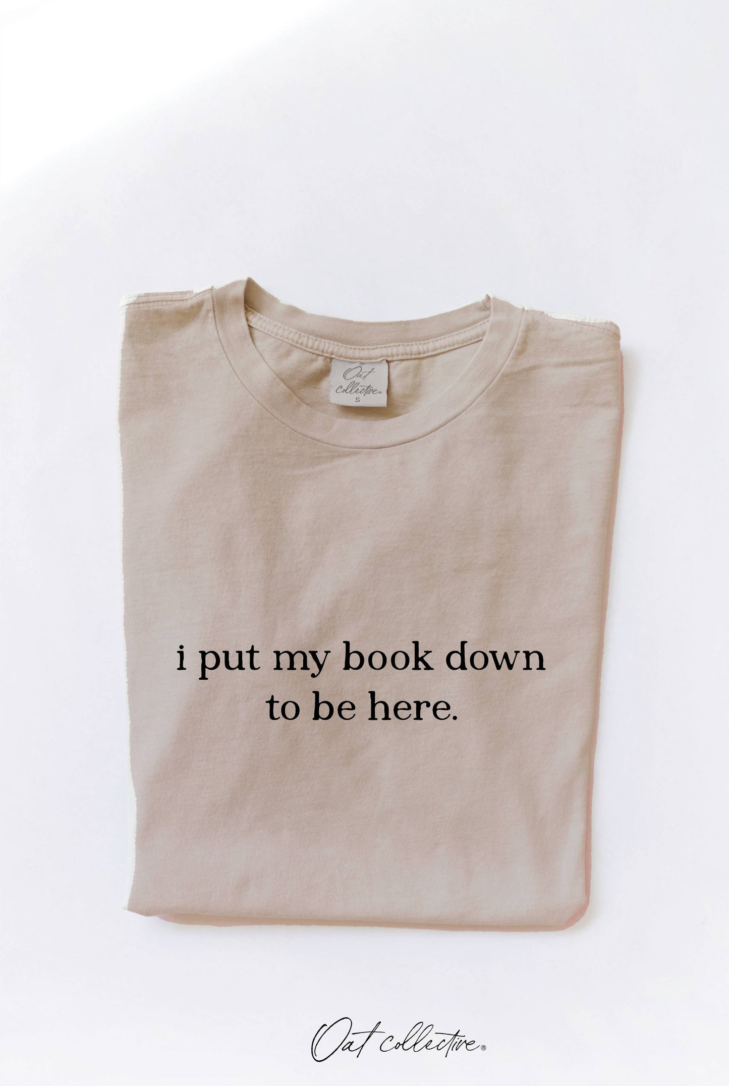 I PUT MY BOOK DOWN TO BE HERE Mineral Washed Graphic Top : LT.TAN / M