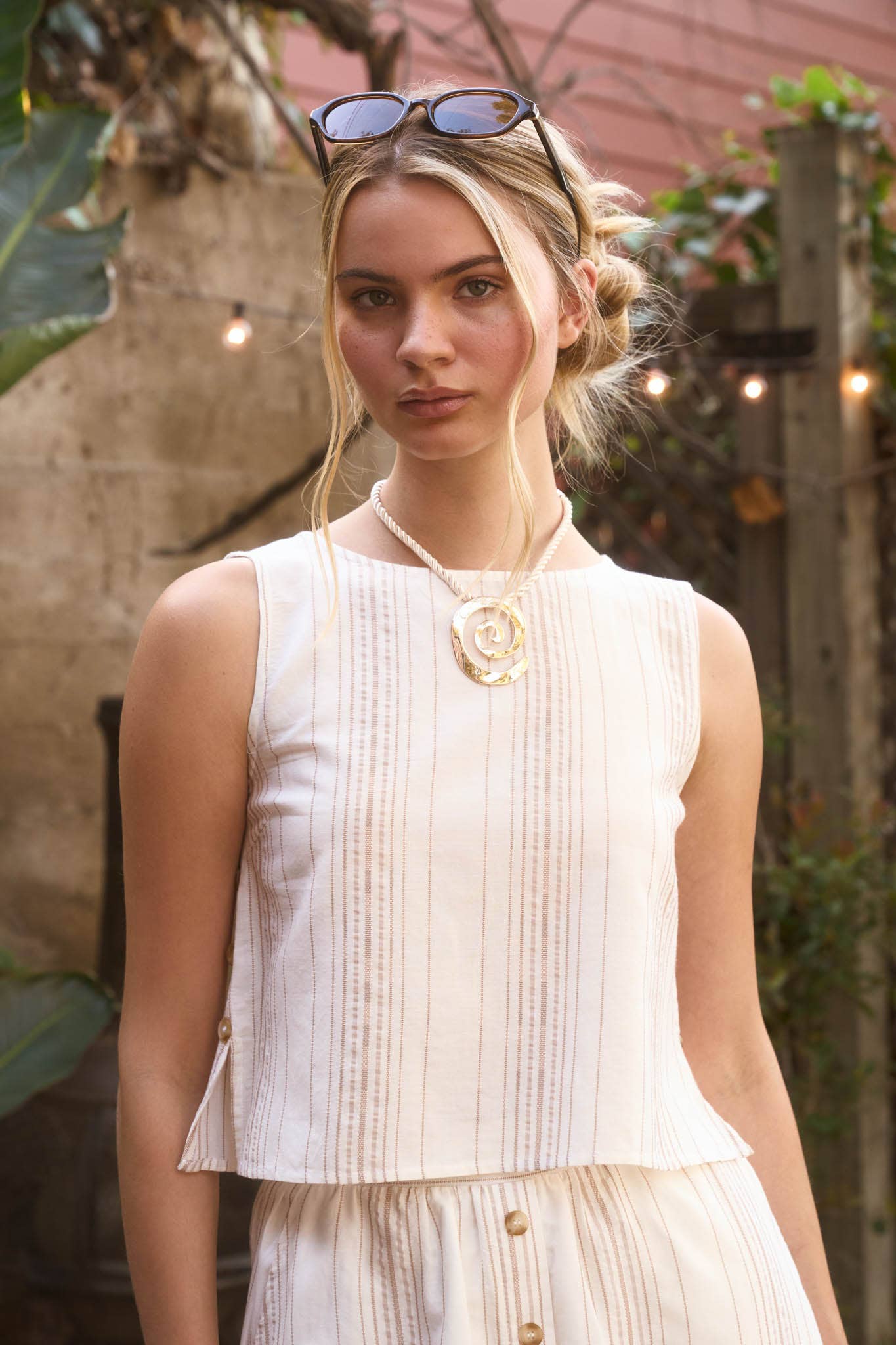 STRIPE SLEEVELESS SIDE BUTTON DETAIL TOP