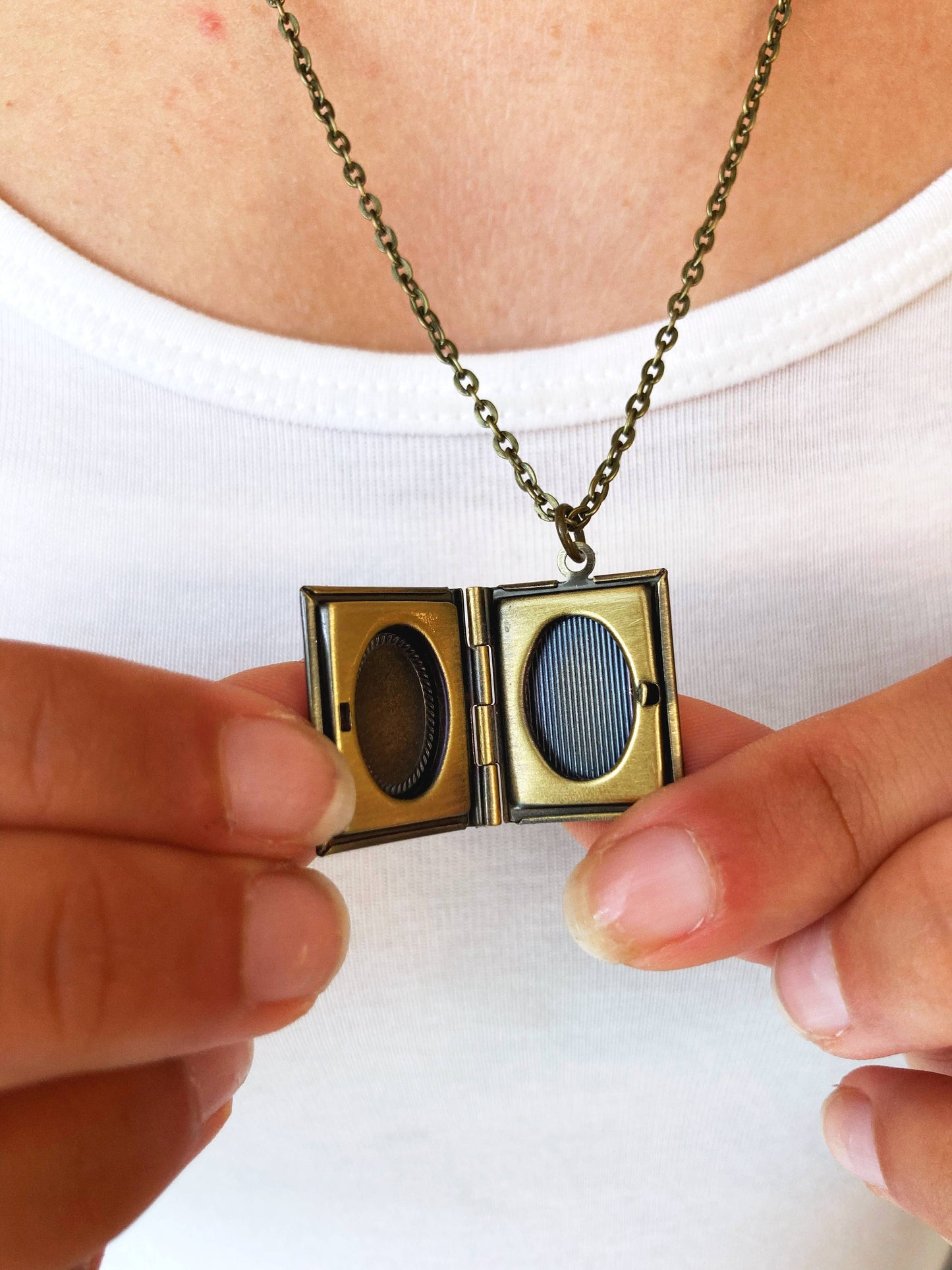 Book Locket Jane Eyre: Bronze