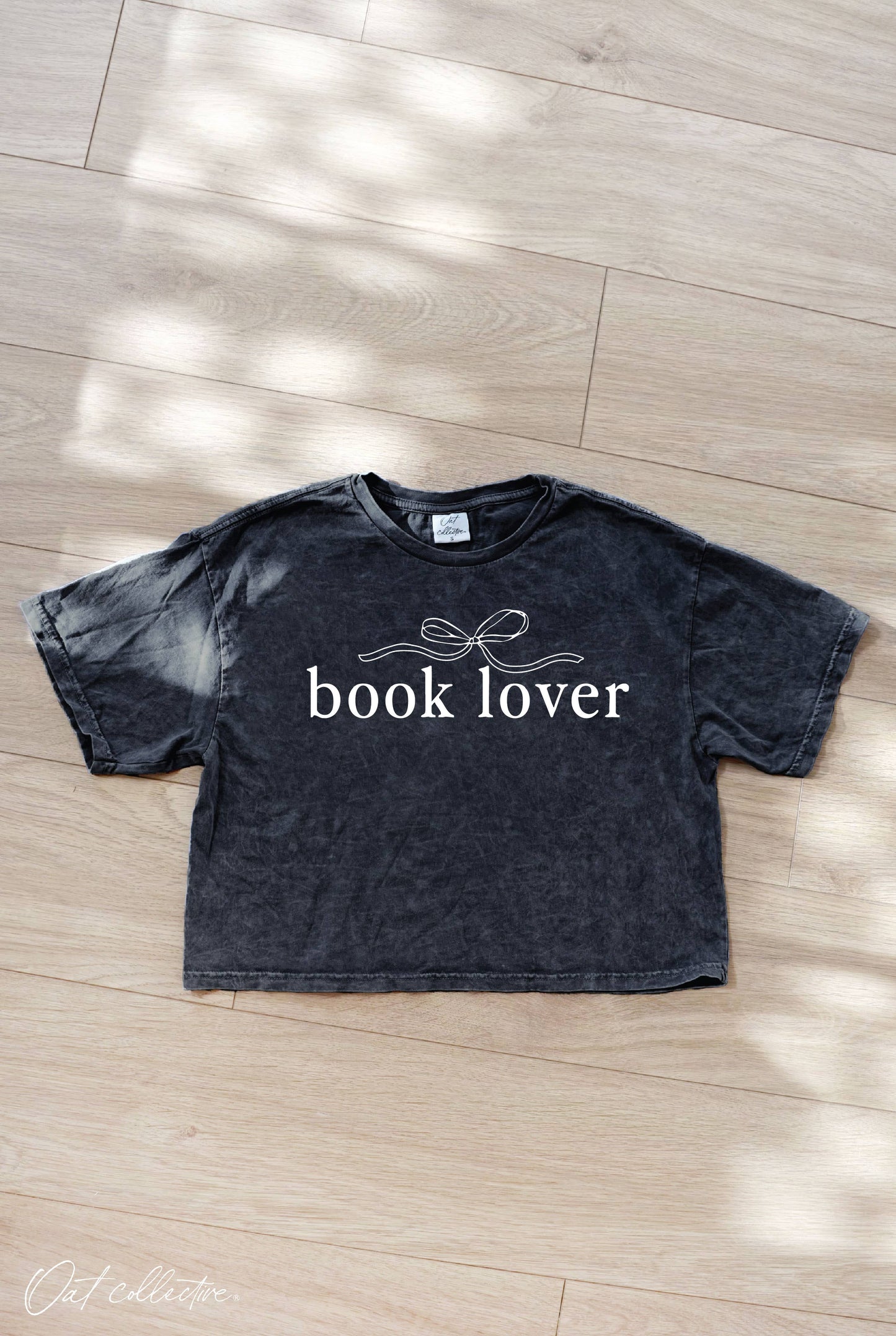 BOOK LOVER Cropped Mineral Graphic Top