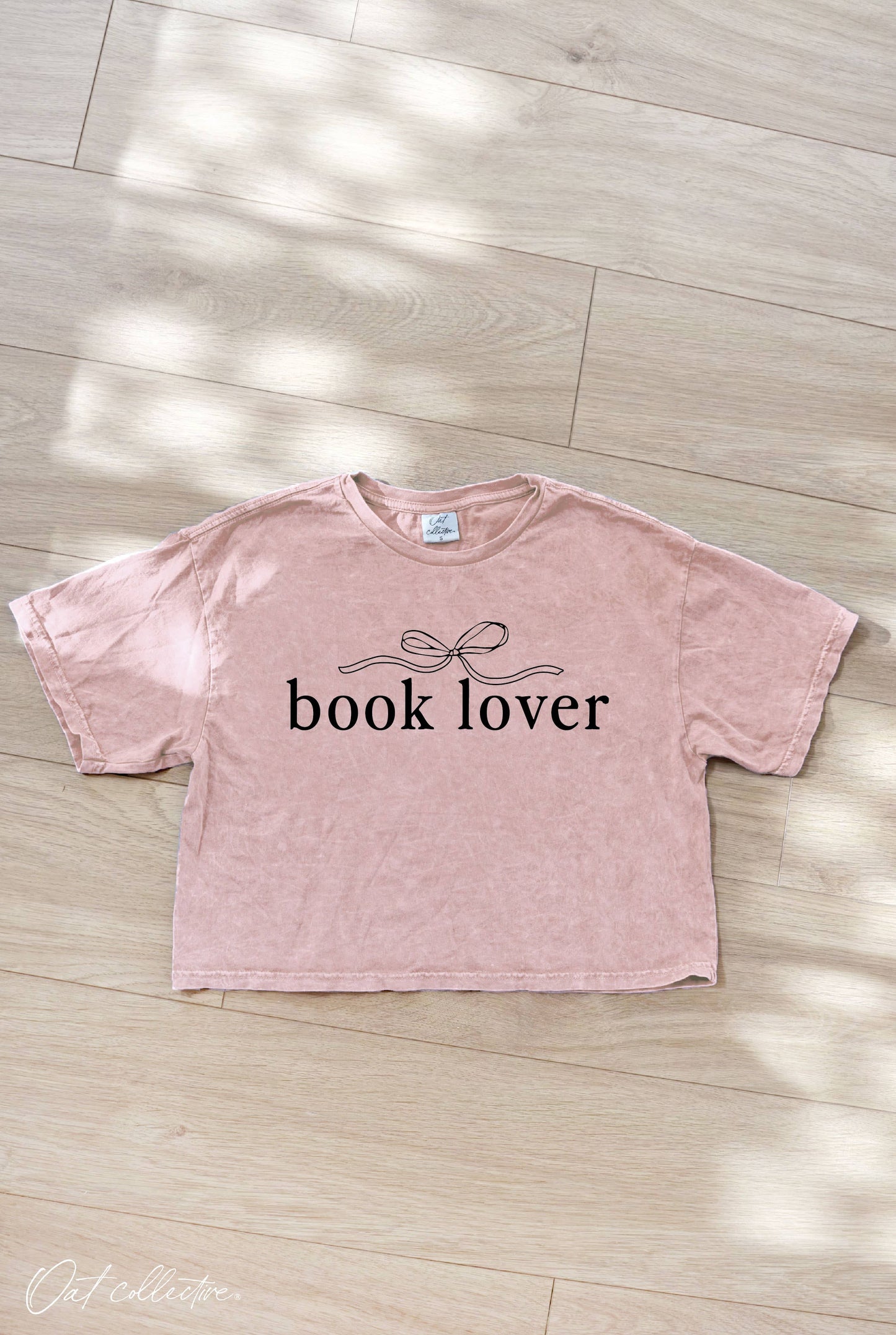BOOK LOVER Cropped Mineral Graphic Top