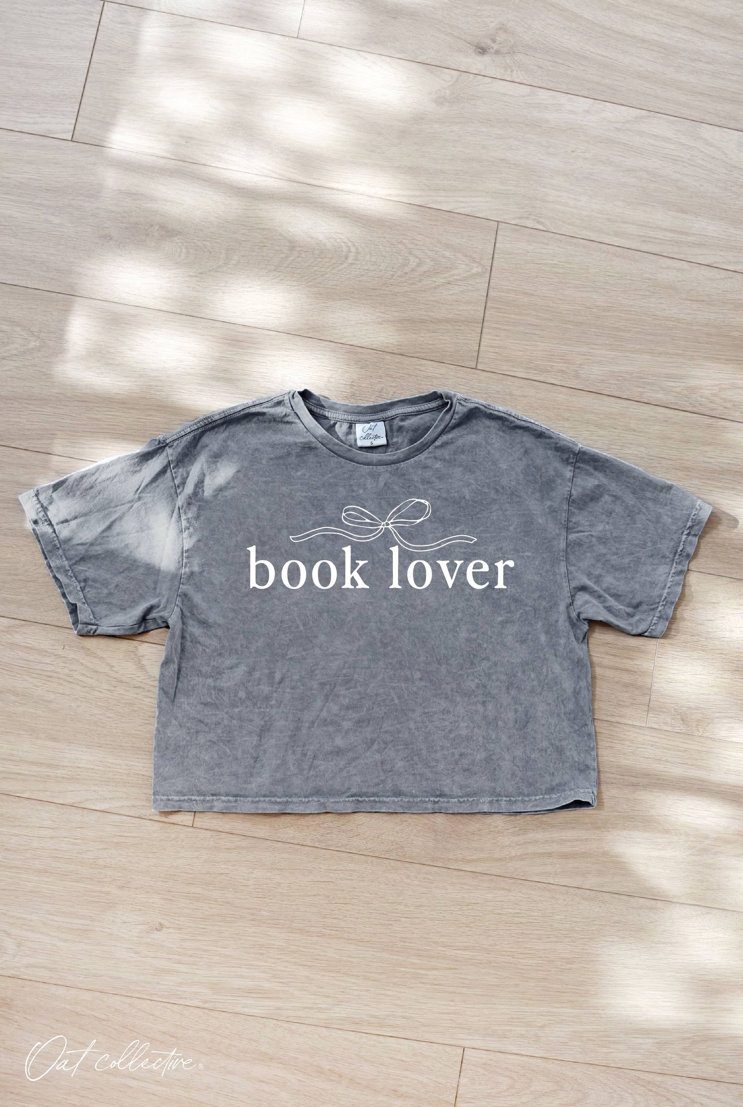 BOOK LOVER Cropped Mineral Graphic Top